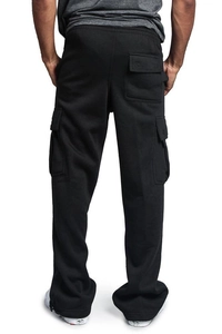 Vue arrière du pantalon cargo noir montrant les poches à rabat et la coupe décontractée