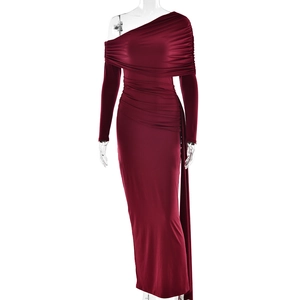 Robe longue asymétrique bordeaux élégante avec fronces, coupe moulante et longueur sol