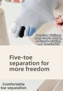 Detail von atmungsaktiven Zehensocken aus Baumwolle mit feuchtigkeitstransportierendem Stoff