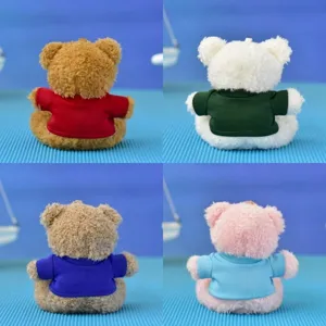Dettaglio del retro di portachiavi a forma di orsetto con magliette personalizzabili.