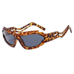 Gafas de sol Y2K futuristas con montura de leopardo carey y lentes de color gris oscuro