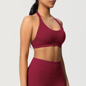 Détail d'un ensemble de yoga bordeaux sans couture avec brassière et legging taille haute