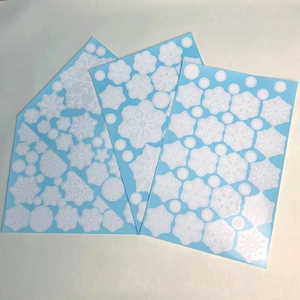 Détail des stickers statiques flocons de neige blancs pour décoration de vitrine de fête