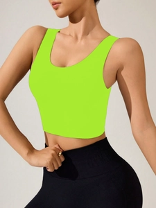 Détail du haut court de sport moulant en vert néon avec un tissu à séchage rapide respirant