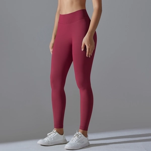 Detail der nahtlosen High-Waist Yoga-Leggings in Burgund mit Peach-Butt Lifting-Kontur