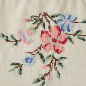 Haut licou à broderie florale française avec détails de fleurs roses et dos nu