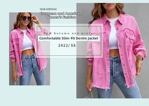 Detailansicht der rosa Jeansjacke mit Used-Look, Fransenkanten und Metallknöpfen