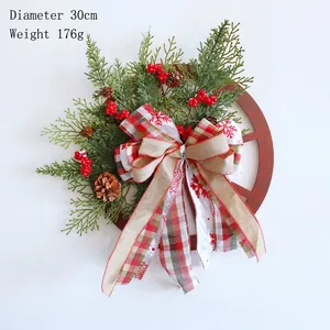 Couronne de Noël 30cm avec baies rouges, pommes de pin et nœud écossais sur roue en bois