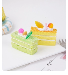 Vue macro d'un gâteau mousse 7cm squishy avec crème et fruits réalistes sur une assiette