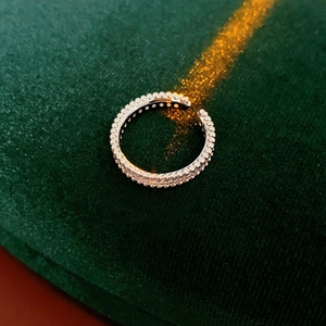 Vue macro de pierres en zircone cubique serties sur une bague réglable en métal argenté