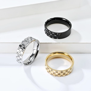 Détail de bagues à damier en argent, noir et or avec incrustation de zircon brillant