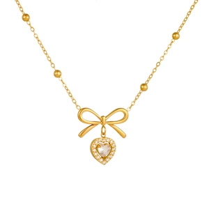 Élégant collier nœud doré avec pendentif cœur orné d'une pierre centrale et de petits diamants