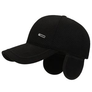 Herren Winter Baseballkappe in Schwarz mit Ohrenklappen und modischer Metallplakette