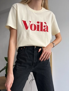 Schmal geschnittenes cremeweißes T-Shirt mit rotem Voilà-Aufdruck auf der Brust