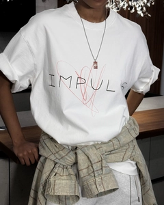 Détail du t-shirt blanc en coton avec lettres IMPULS noires et imprimé coeur graffiti