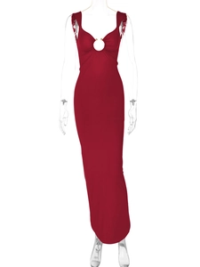 Dettaglio dell'abito rosso allacciato al collo con anello metallico dorato decorativo