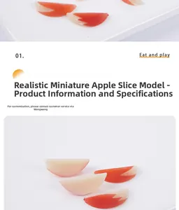 Detalle macro de rodajas de manzana en miniatura de 2cm para accesorios de casa de muñecas