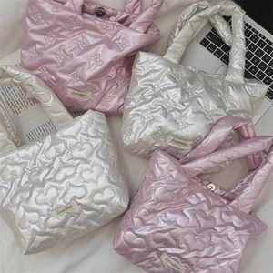 Borse shopper trapuntate con motivi a cuore e fiocco in rosa e bianco perla
