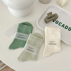 Drei Paar Baumwollsocken in Grün und Beige mit minimalistischen Rippbündchen