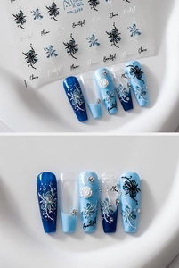 Dettaglio di adesivi nail art floreali blu Klein e bianchi con accenti di fiori in 3D