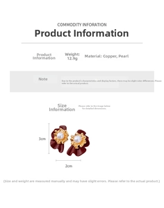 Vue détaillée des boucles d'oreilles fleur rouge avec perles et base en cuivre