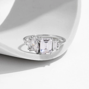 Bague élégante en argent S925 avec zircon taille émeraude et marquise sur un présentoir