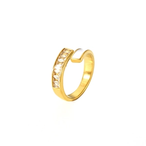 Detailansicht eines 18K vergoldeten Rings mit Zirkonia und weißem Emaille-Inlay-Design