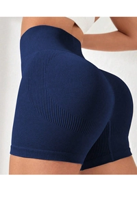 Detailansicht der nahtlosen High-Waist Yoga-Shorts mit Rippstruktur und Push-Up-Effekt