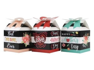 Drei Muttertag-Geschenkboxen mit Blumenmustern und 3D-Schleifen in Rosa, Rot und Blau
