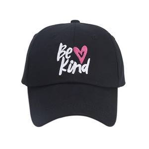 Casquette de baseball noire classique avec broderie Be Kind et cœur rose pour un look décontracté