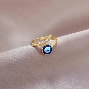 Bague ajustable en or œil grec avec texture martelée et zircons sur soie
