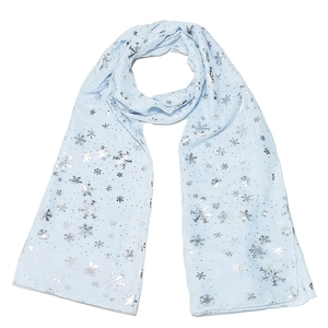 Détail d'une écharpe d'hiver bleu clair avec flocons de neige argentés et petits pois