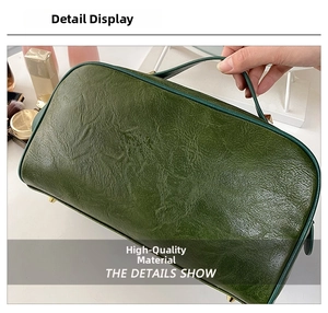 Détail macro d'une trousse de maquillage en cuir PU vert foncé avec finitions dorées