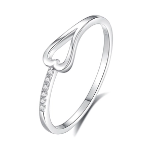 Bague cœur en argent sterling S925 poli avec petits zircons sur un fond blanc pur