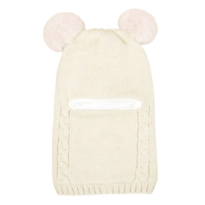 Dettaglio maglia a trecce su passamontagna beige per bambini con pompon in ecopelliccia