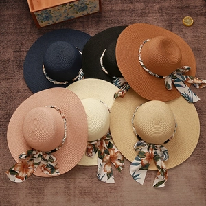 Détails de chapeaux de paille tressés avec perles et rubans à motifs floraux multicolores