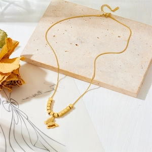 Collier chaîne serpent en acier titane doré avec pendentif papillon 3D et perles cubiques