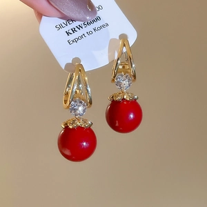Détails de boucles d'oreilles vintage avec perles rouges, zircon et tiges en argent