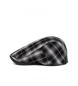 Vue latérale d'une casquette gavroche vintage à carreaux noirs et blancs et bord gris