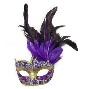 Dettaglio della maschera veneziana viola e oro con piume sontuose e pizzo decorato