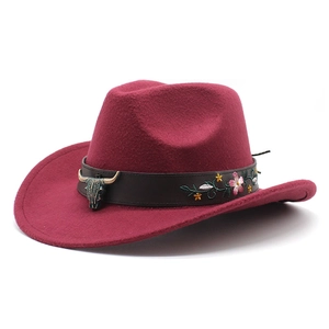Détail du chapeau de cowboy bordeaux avec boucle tête de taureau et broderie florale