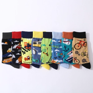 Détail à plat de chaussettes en coton avec motifs de véhicules colorés pour enfants