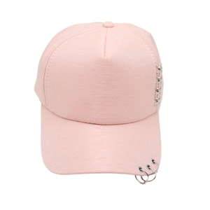 Casquette de baseball rose avec anneaux argentés et détails de laçage métallique