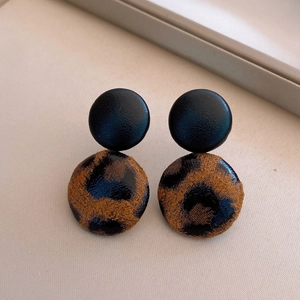 Minimalistische runde Leder-Ohrringe mit Leopardenmuster und elegantem geometrischem Design