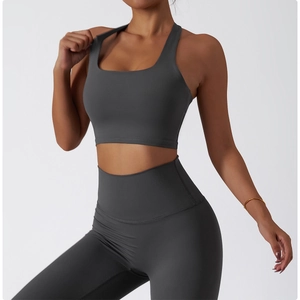 Détail d'un ensemble brassière de sport et legging taille haute gris foncé sur modèle