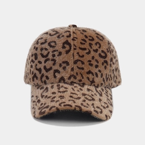 Détail d'une casquette de baseball en fausse fourrure léopard montrant la texture