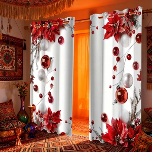 Détail de rideaux de Noël avec motifs de poinsettias rouges, boules d'argent et anneaux en métal
