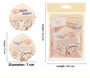 Macro d'une éponge de maquillage en forme de larme avec motifs d'ours et emballage zippé