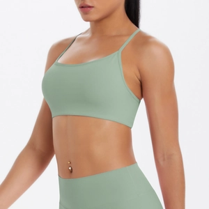 Détail de la brassière de yoga vert sauge à fines bretelles et legging taille haute