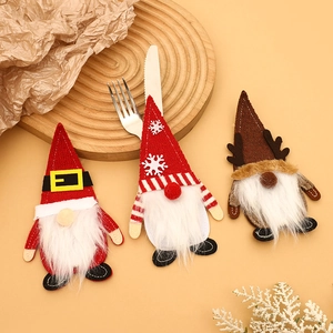 Trois porte-couverts en feutrine gnome de Noël avec décorations de table rouges et brunes